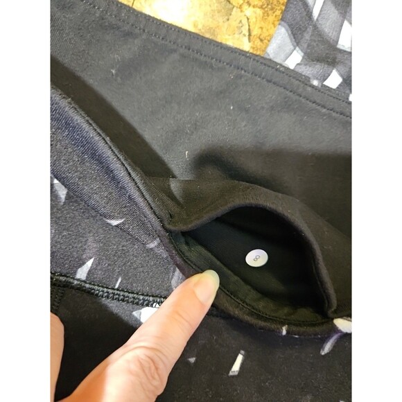 lululemon black and white legging size 8 (L28 ‎ ) - Picture 3 of 8
